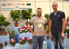 Jack van Beekhuizen samen met één van zijn kwekers, Robert Buitenlaan van Kwekerij Torenzicht.